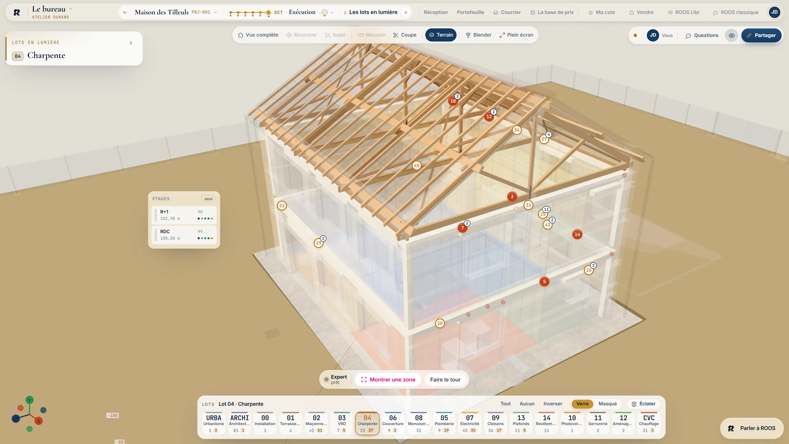 Maquette d’une maison avec le lot charpente affiché seul : la ferme en bois est dessinée, le reste de la maison est en transparence.