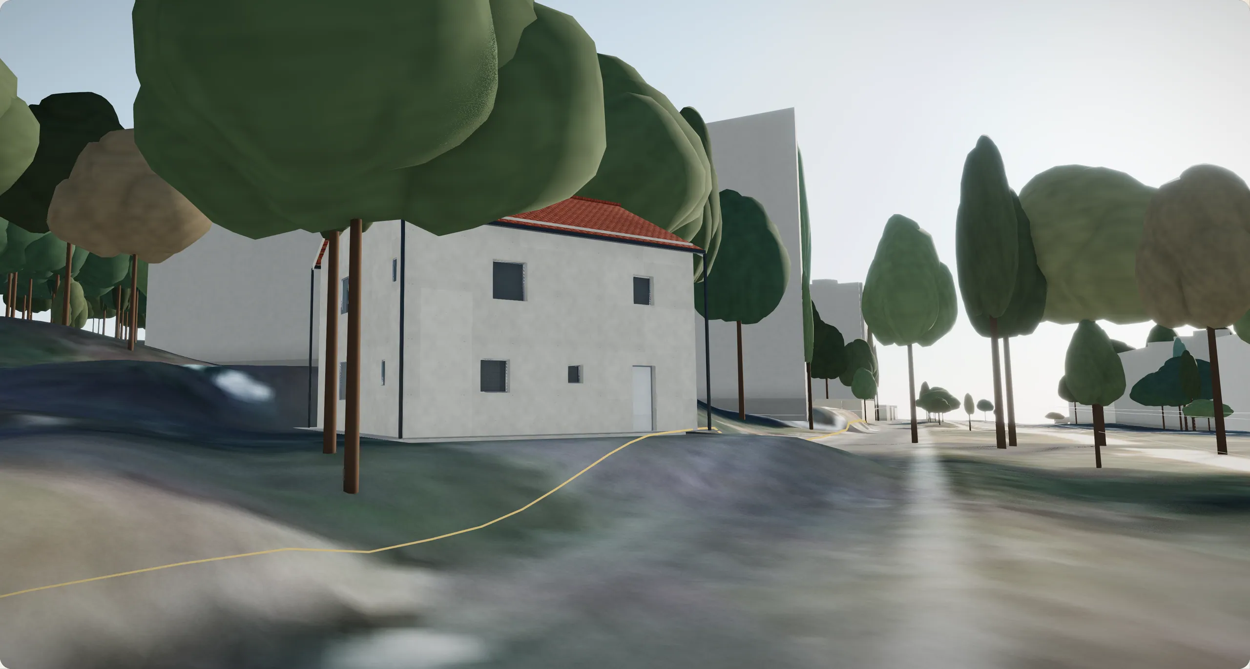 La maison vue depuis la rue, à hauteur d’homme, entre les arbres.