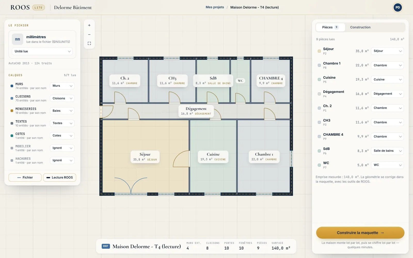 ROOS Lite : lecture d’un plan DXF de maison T4 de 140 m². Neuf pièces lues, les calques à gauche, la liste des pièces à droite et le bouton « Construire la maquette ».