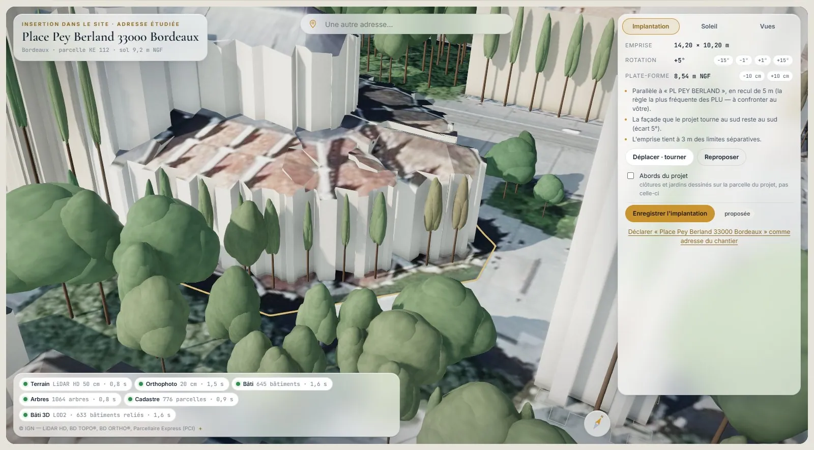 Insertion dans le site : la maison posée en 3D place Pey-Berland à Bordeaux, avec le panneau d’implantation à droite.