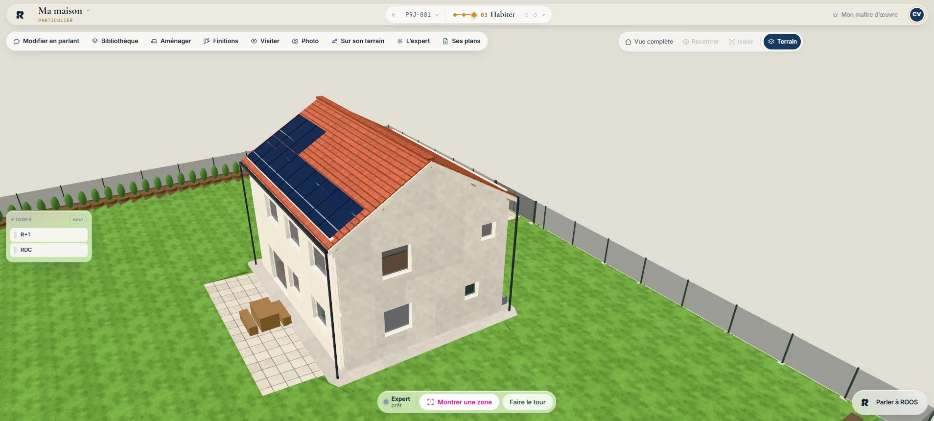 La Maison des Tilleuls, projet de démonstration, en 3D dans l’espace Habiter : un R+1 avec panneaux photovoltaïques, jardin et clôture.