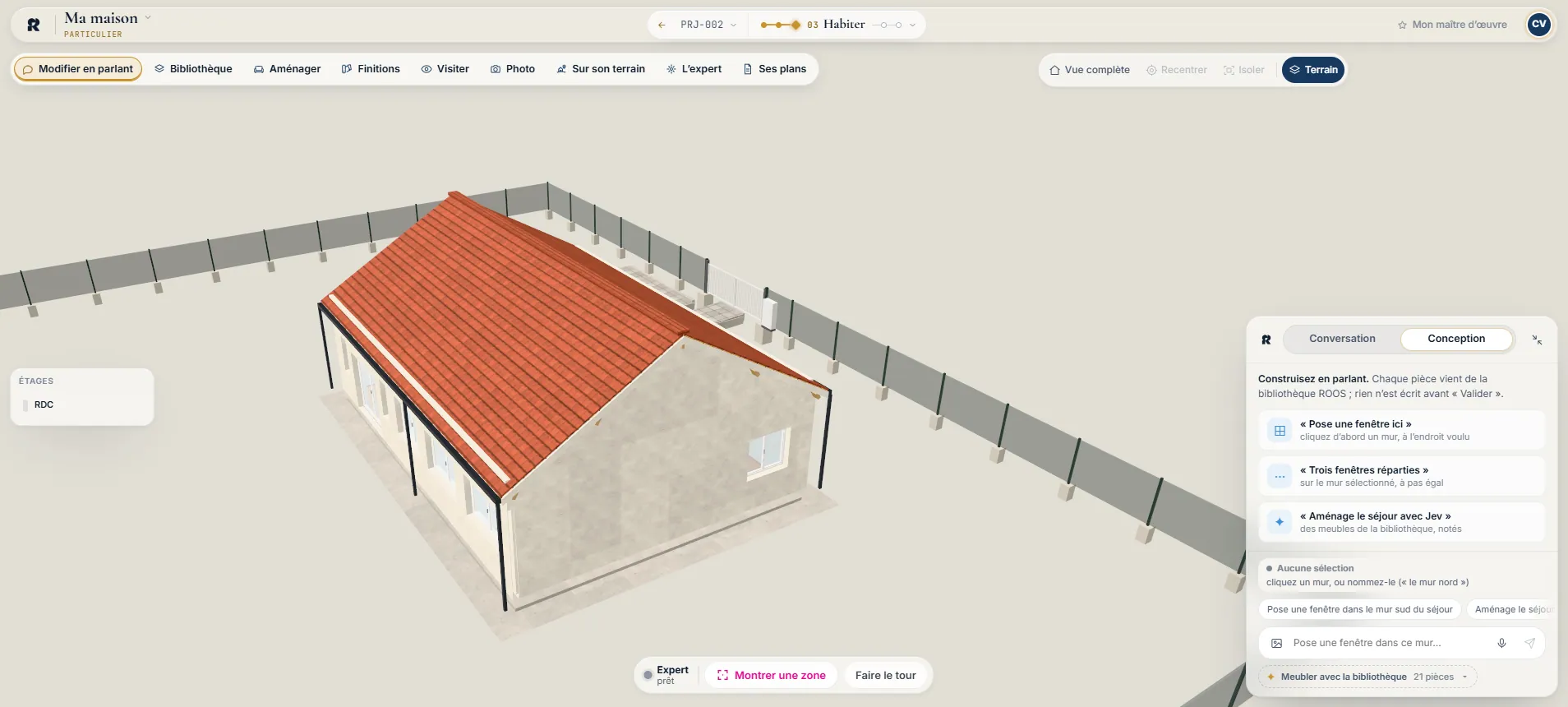 Espace Habiter : la maison de démonstration en 3D, plein écran, et le panneau de conversation ouvert avec des gestes proposés, par exemple « Pose une fenêtre ici ».