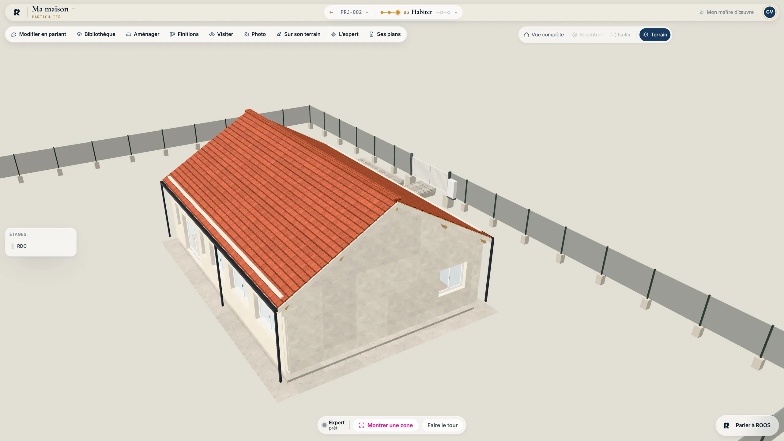 L’espace Ma maison de ROOS : une maison de plain-pied en 3D avec sa clôture, et la barre d’outils flottante (Modifier en parlant, Bibliothèque, Aménager, Finitions, Visiter, Sur son terrain).