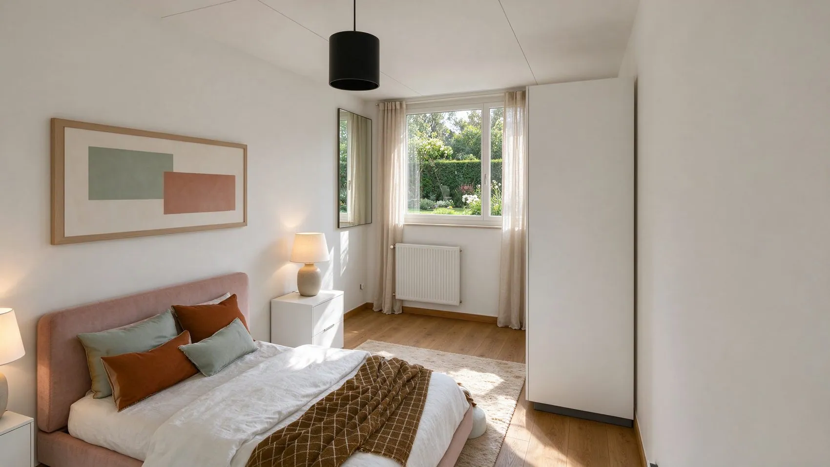La même chambre en photo ROOS : linge de lit, lumière chaude, matières.